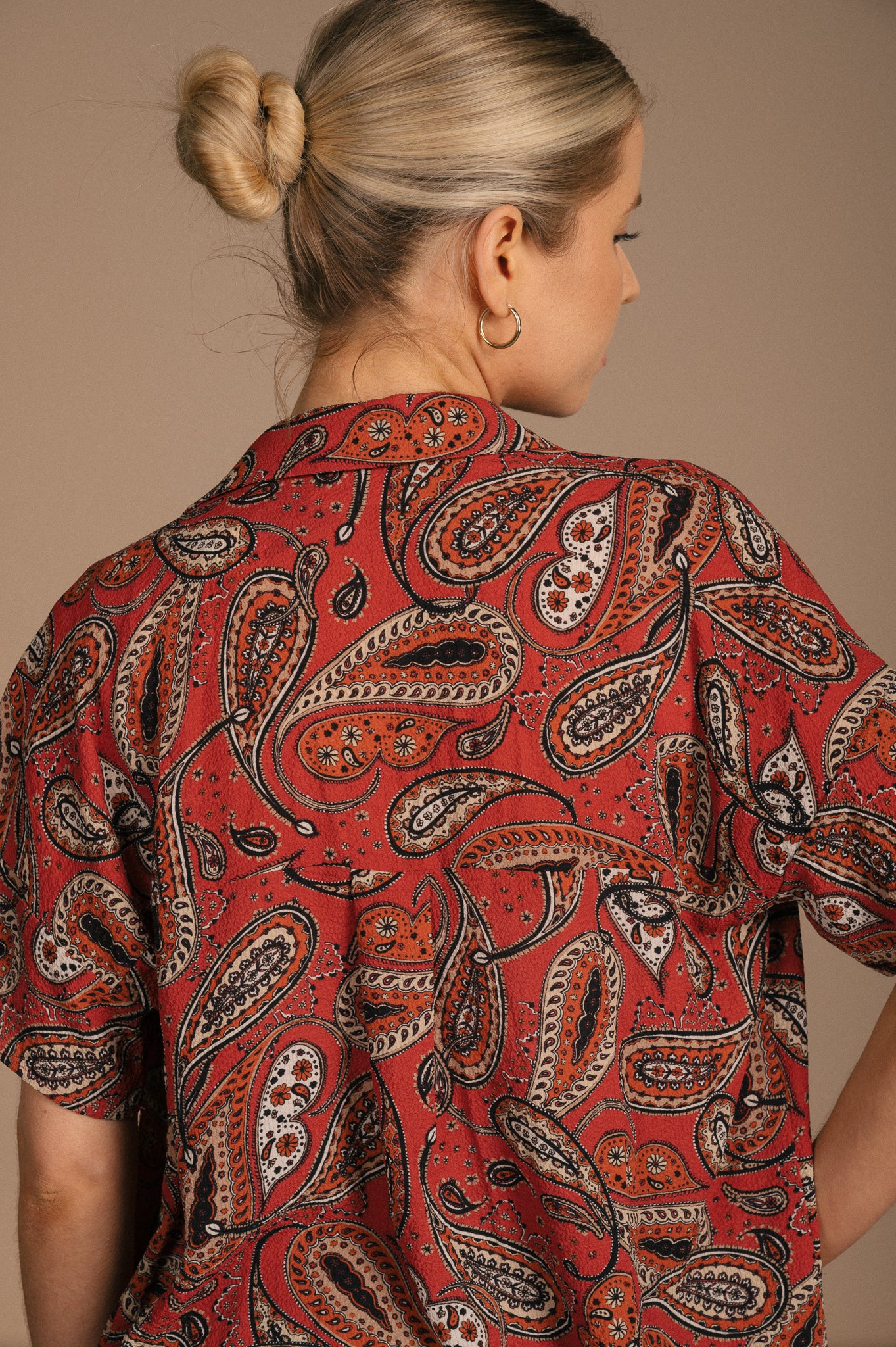Vintage burnt orange paisley pattern and fabric texture detail on shirt - Lemon Lane Vintage