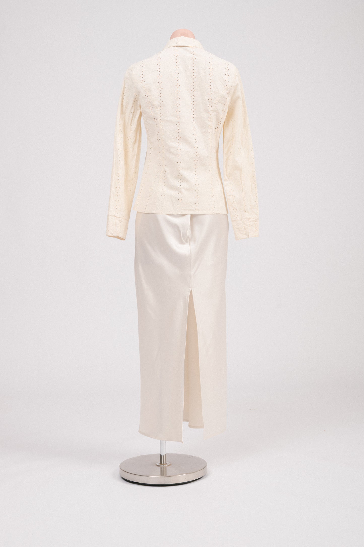 Back view of vintage cream floral embroidered blouse showing structured medium-weight fabric and long sleeves. Feminine, timeless vintage piece suitable for cottagecore wardrobes.