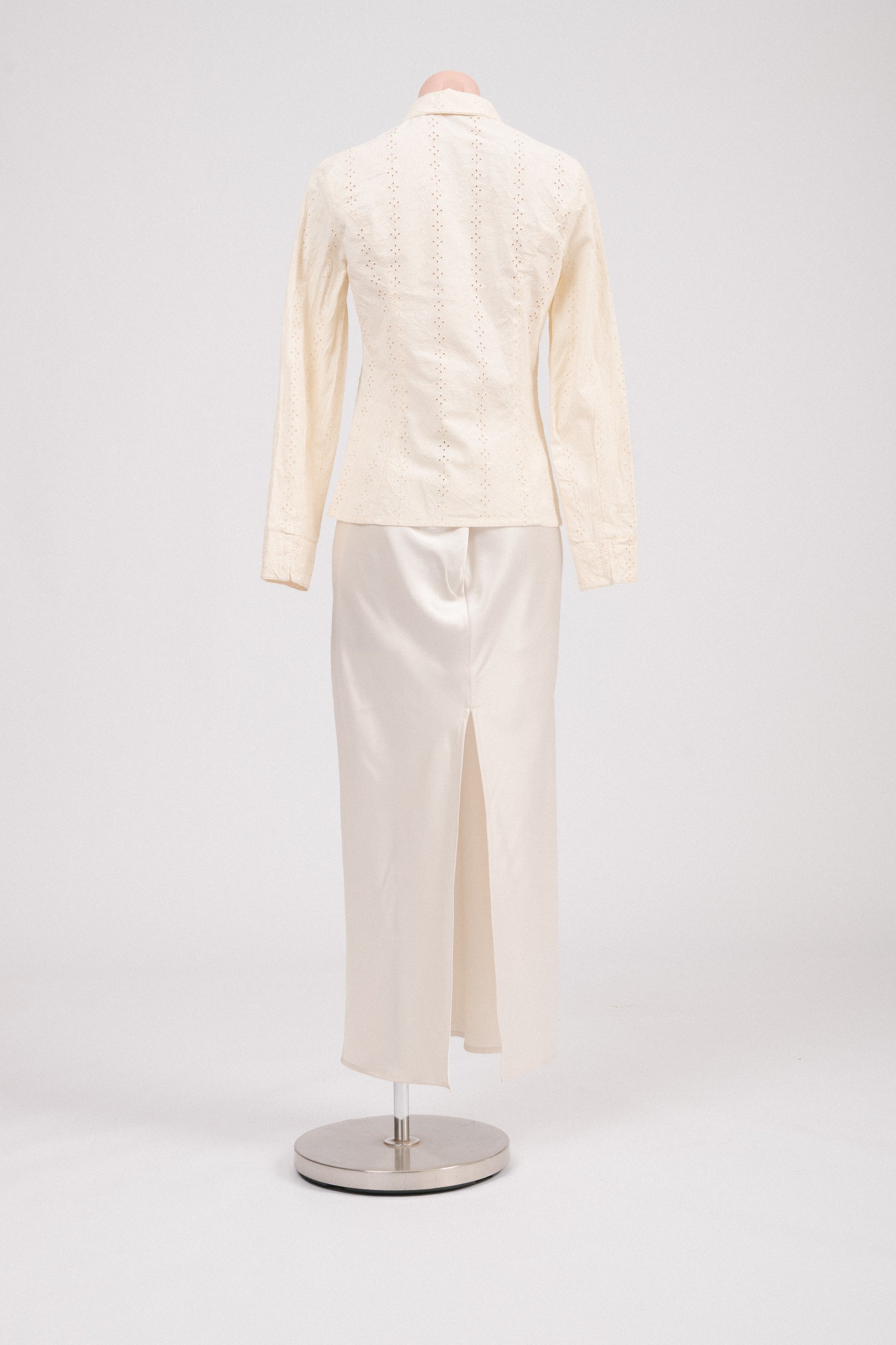 Back view of vintage cream floral embroidered blouse showing structured medium-weight fabric and long sleeves. Feminine, timeless vintage piece suitable for cottagecore wardrobes.