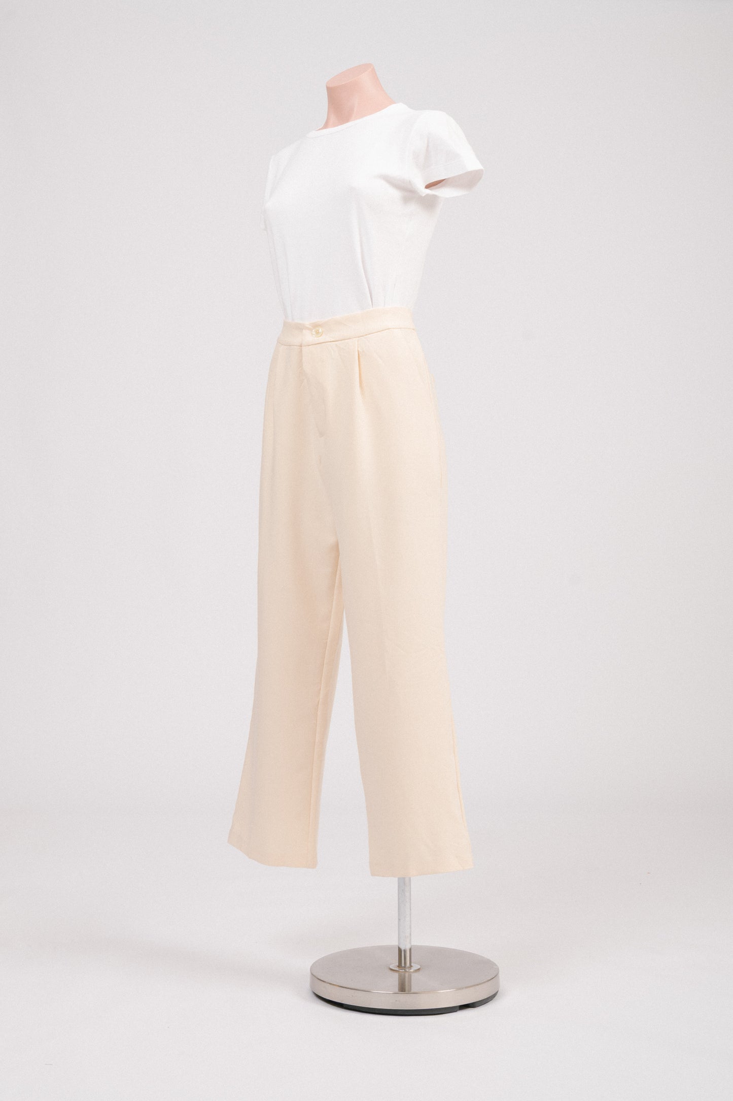 Buttercream high-waisted trousers with lining and side pockets.