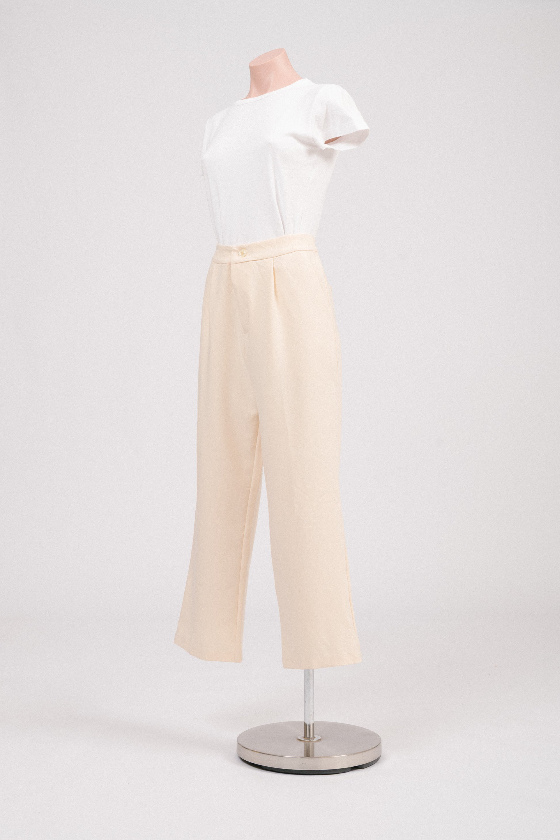 Buttercream high-waisted trousers with lining and side pockets.