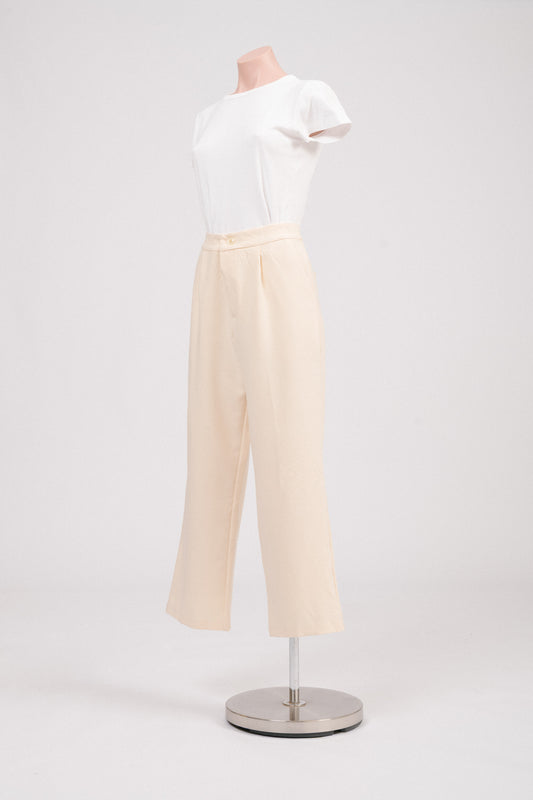 Buttercream high-waisted trousers with lining and side pockets.